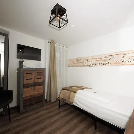 Liebezeit - Ehemals מלון